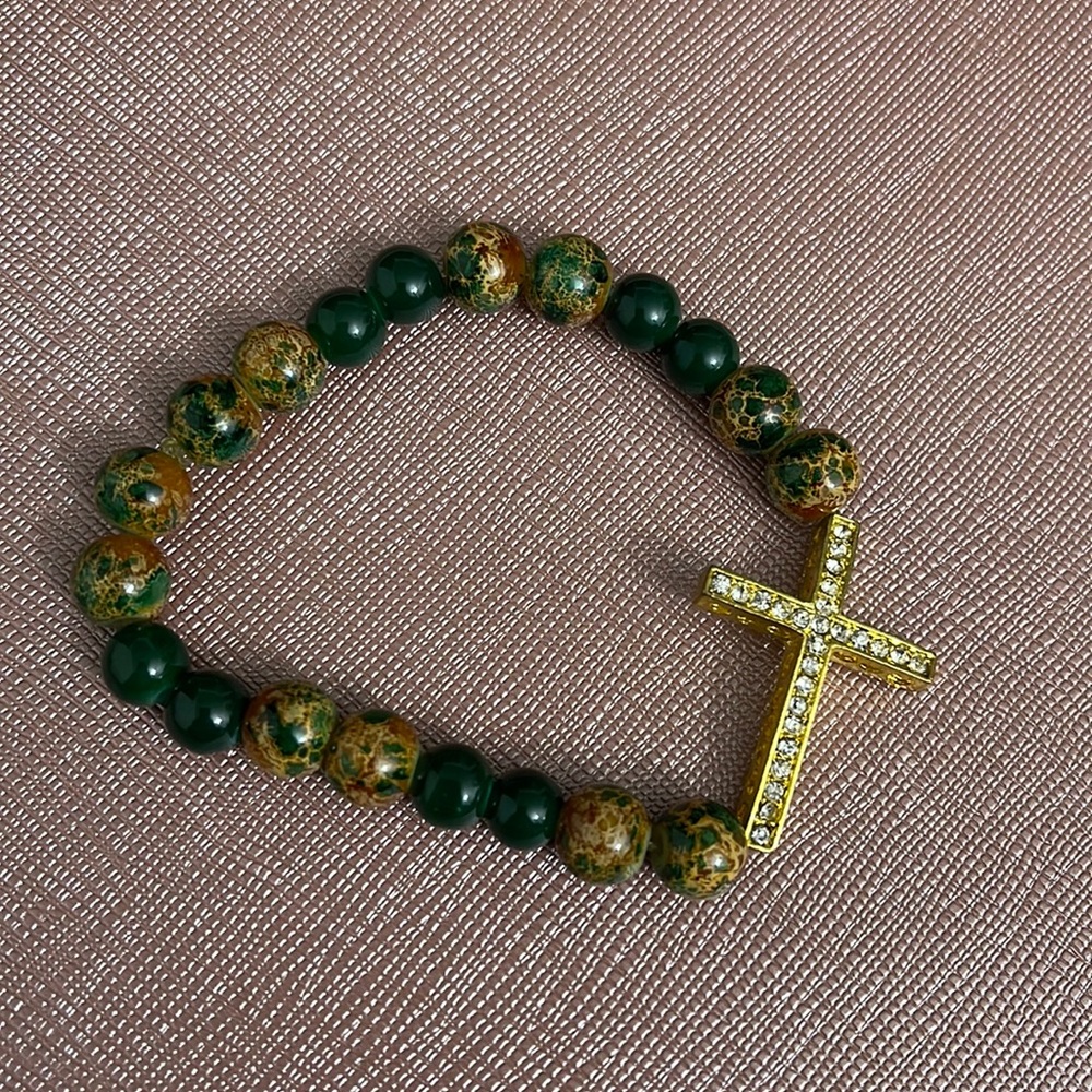 Beaded cross bracelet💚
